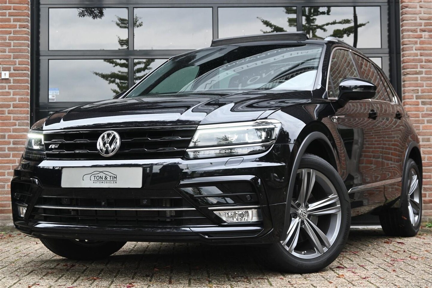 Volkswagen Tiguan - 2.0 TSI 4Motion 2x R-LINE Virtual Trekhaak Pano LED '16 - AutoWereld.nl