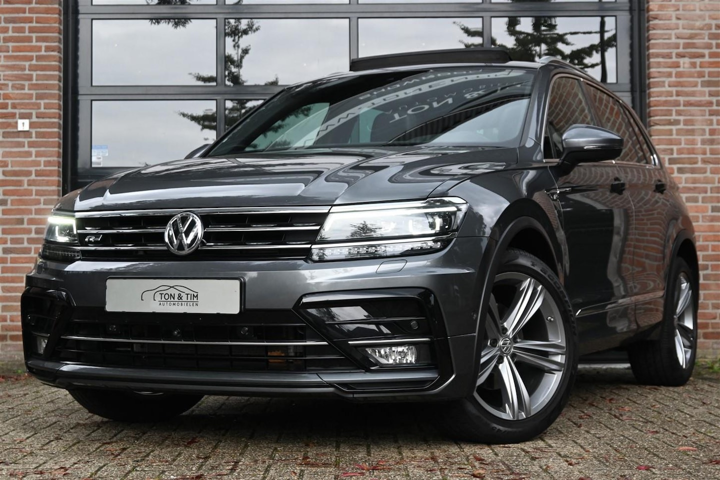 Volkswagen Tiguan - 1.4 TSI ACT 2x R-Line Pano VolLeder Virtual '18 - AutoWereld.nl