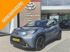 Toyota Aygo X - PREMIUM TREKHAAK NAVI STOELVERW LEDER APPLE/ANDROID PARKSENS KEYLESS 18" LM-VELGEN