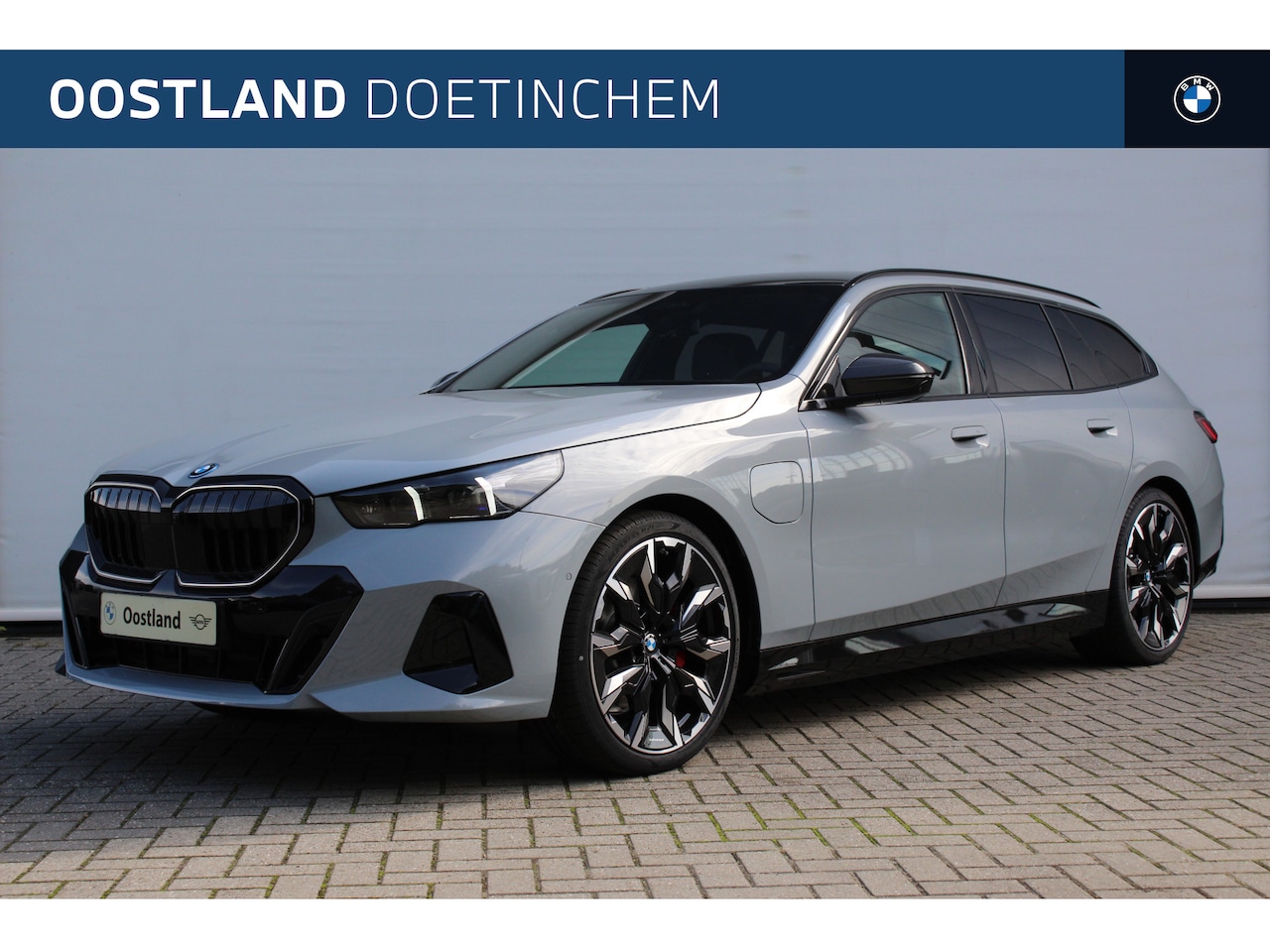 BMW 5-serie Touring - 530e M Sport Automaat / Panoramadak / Trekhaak / Bowers & Wilkins / Adaptieve LED / Parkin - AutoWereld.nl