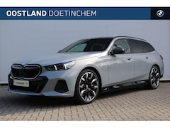 BMW 5-serie Touring - 530e M Sport Automaat / Panoramadak / Trekhaak / Bowers & Wilkins / Adaptieve LED / Parkin