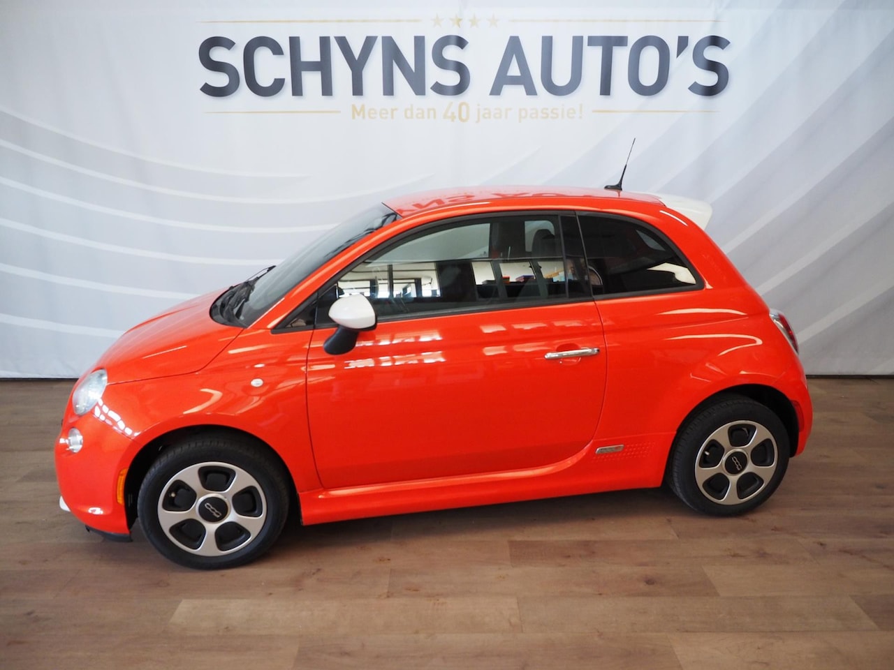 Fiat 500e - 24kwh Electrisch/ Leder/Parkdist. - AutoWereld.nl