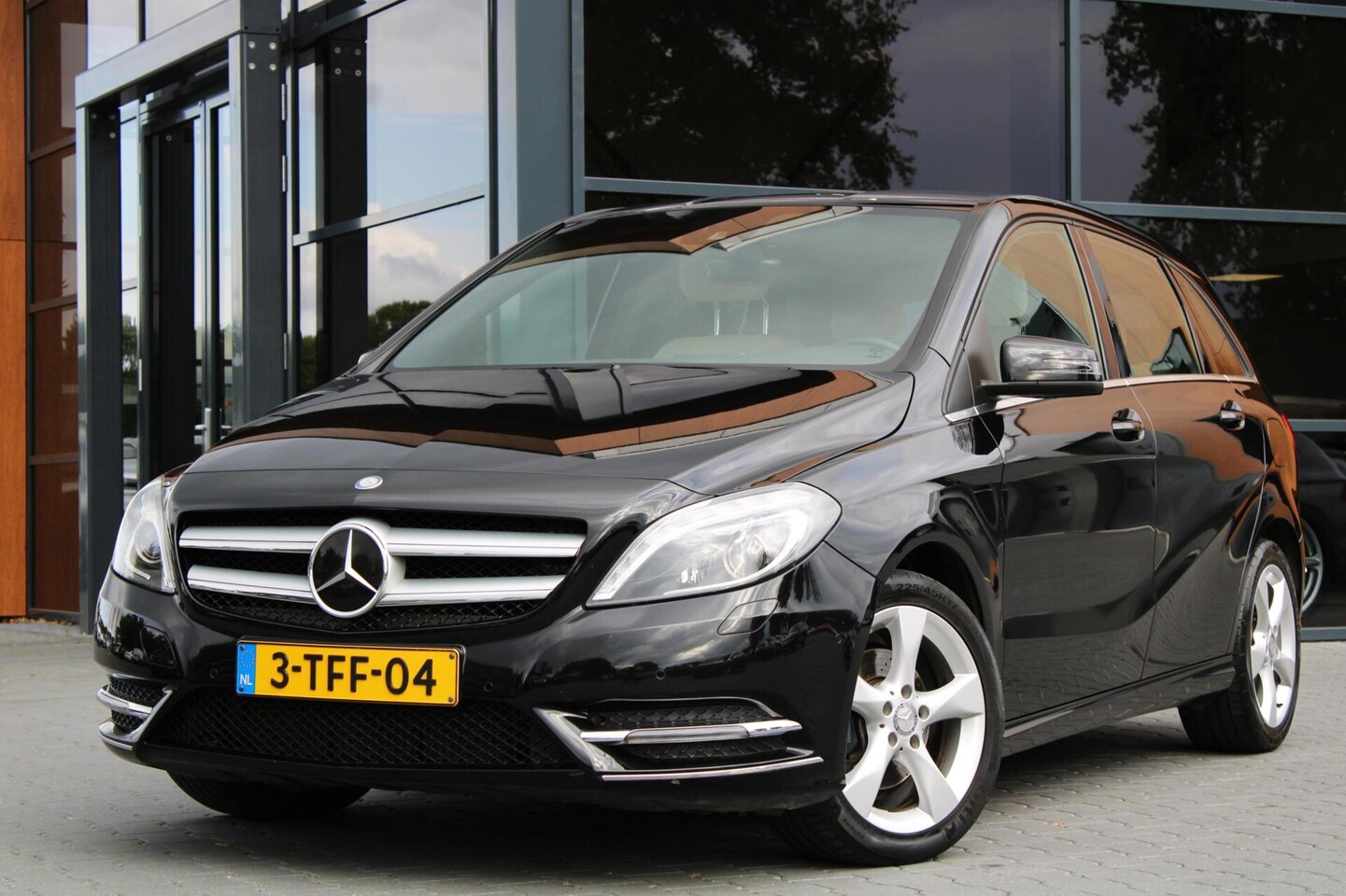 Mercedes-Benz B-klasse - 180 Prestige | Leder | Memory | Trekhaak - AutoWereld.nl