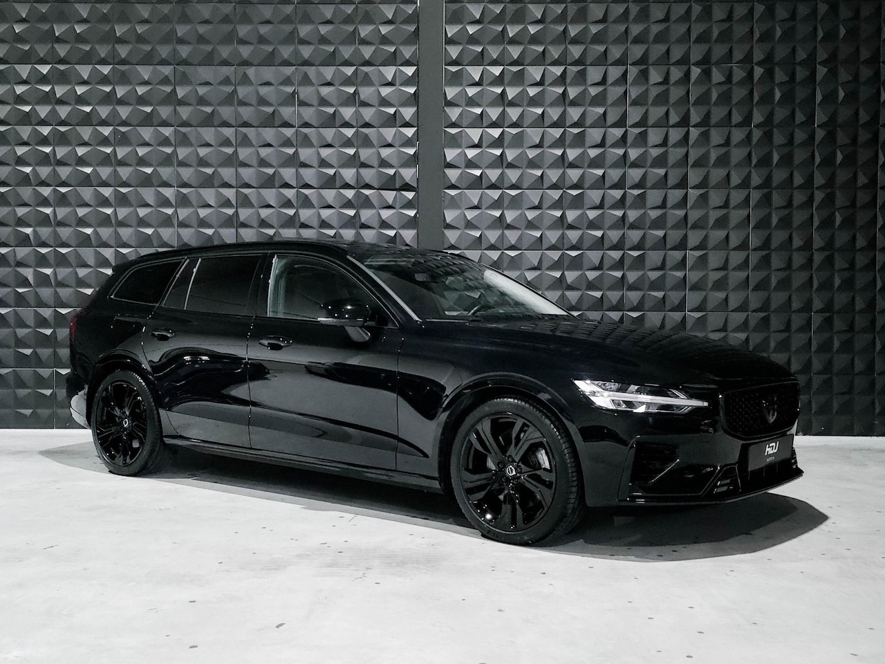 Volvo V60 - 2.0 T8 AWD Ultra Dark | B&W | 19 | Topv. | Pano | Side | Volleder |"massage |ventilatie - AutoWereld.nl