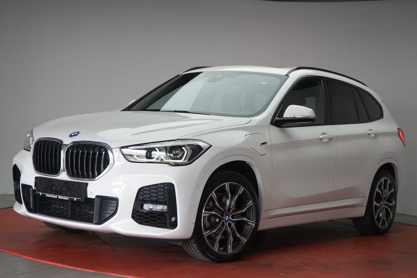 BMW X1 - xDrive25e M-SPORT ** LED, NAVI+, PANORAMA, 19-inch LMV, TREKH, PRIVACY ** UNFALLFREI - Vol - AutoWereld.nl
