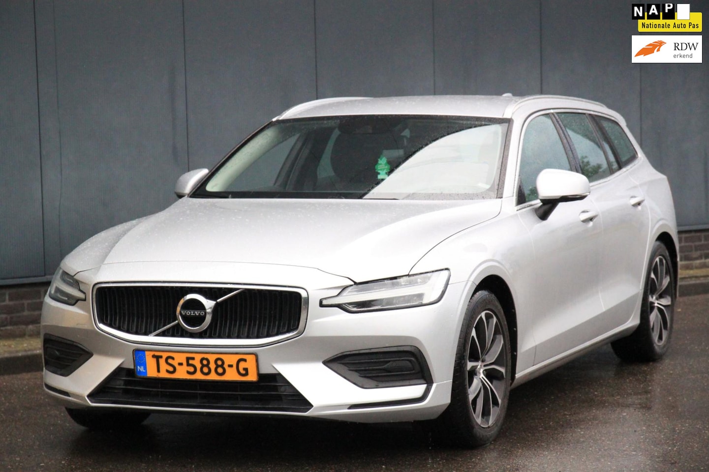 Volvo V60 - 2.0 D3 Momentum Navigatie/Parkeersensor/Half-Leer/Trekhaak - AutoWereld.nl