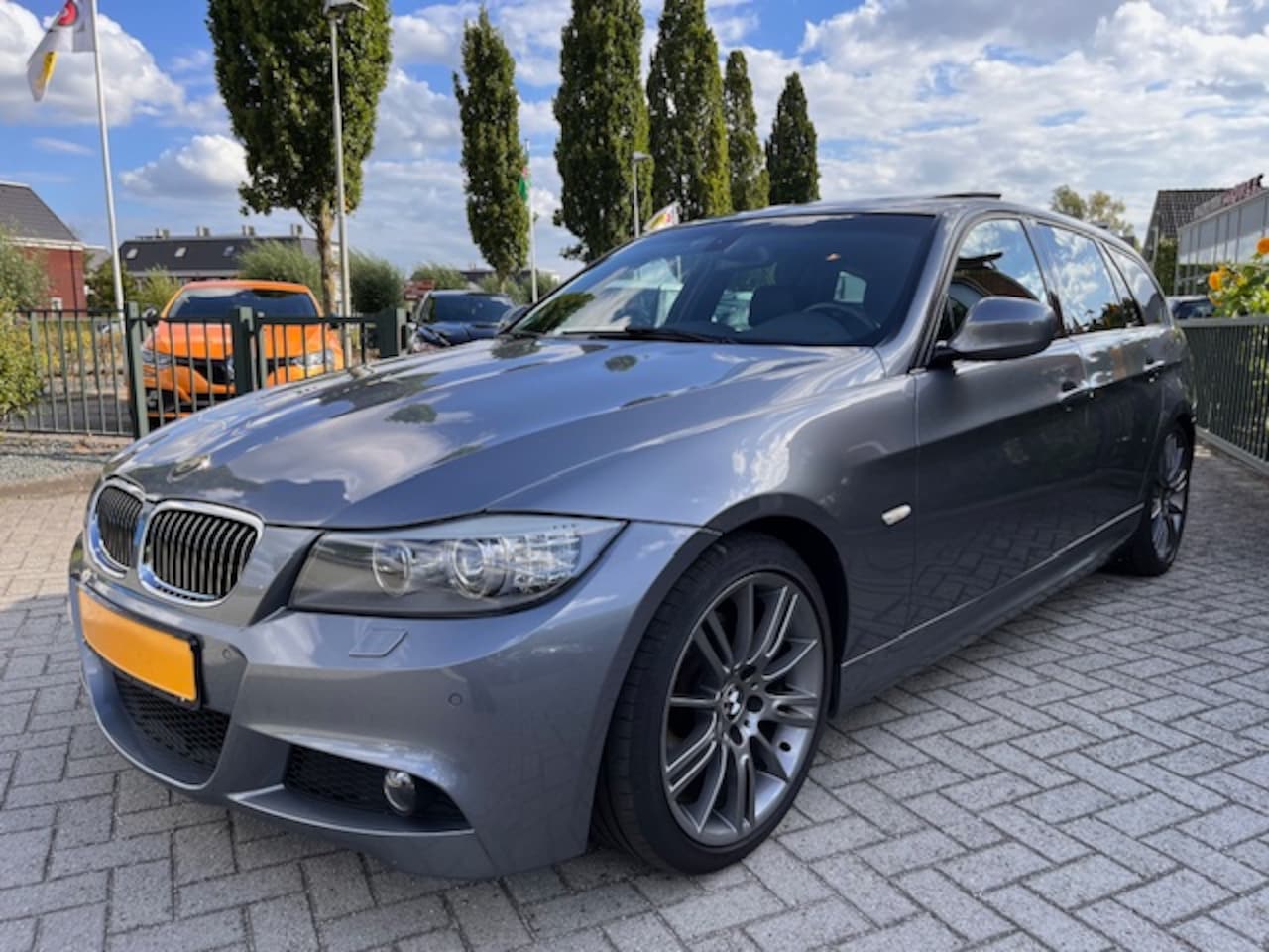 BMW 3-serie Touring - 320d M Sport Edition LCI Pano Leder 18" - AutoWereld.nl