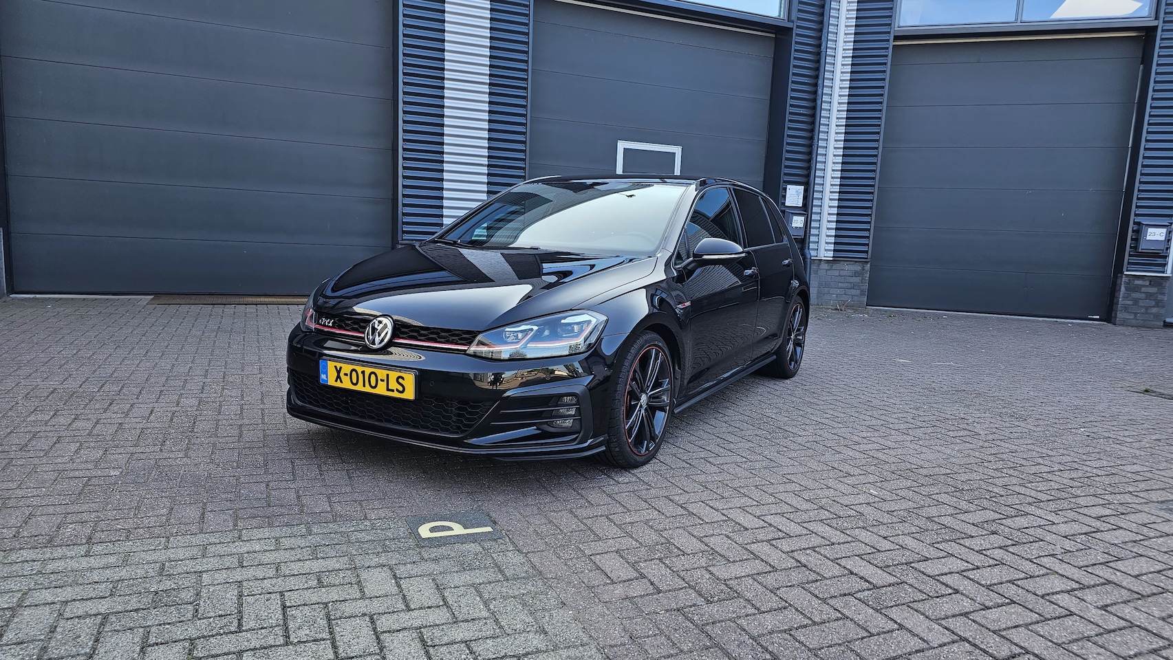 Volkswagen Golf - 2.0 TSI GTI 2017 230pk Dealer Onderhouden | ACC RADAR | 1 JAAR APK | ZEER NETTE STAAT ! - AutoWereld.nl