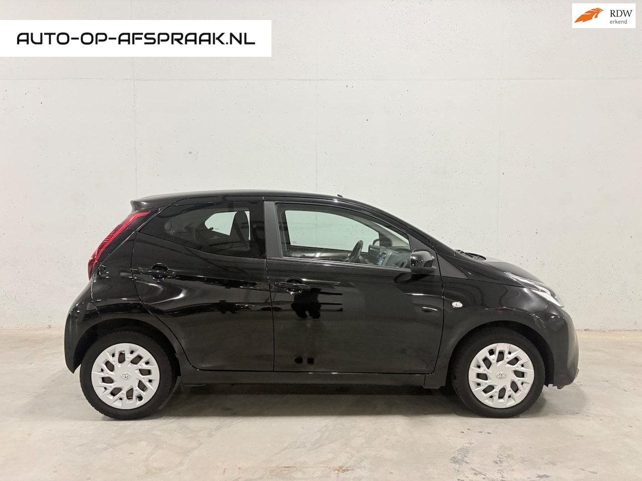 Toyota Aygo - 1.0 VVT-i x-play 5drs. Airco BTW 21% Camera - AutoWereld.nl