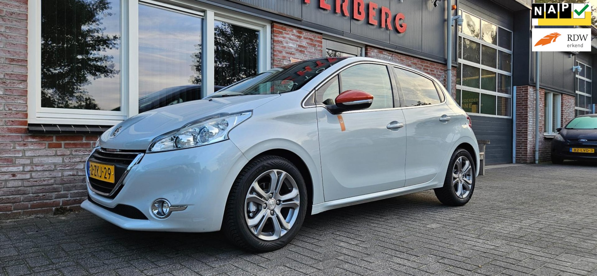 Peugeot 208 - 1.6 VTi Roland Garros Mooie Uitvoering! Panoramadak! Navigatie! NAP! - AutoWereld.nl