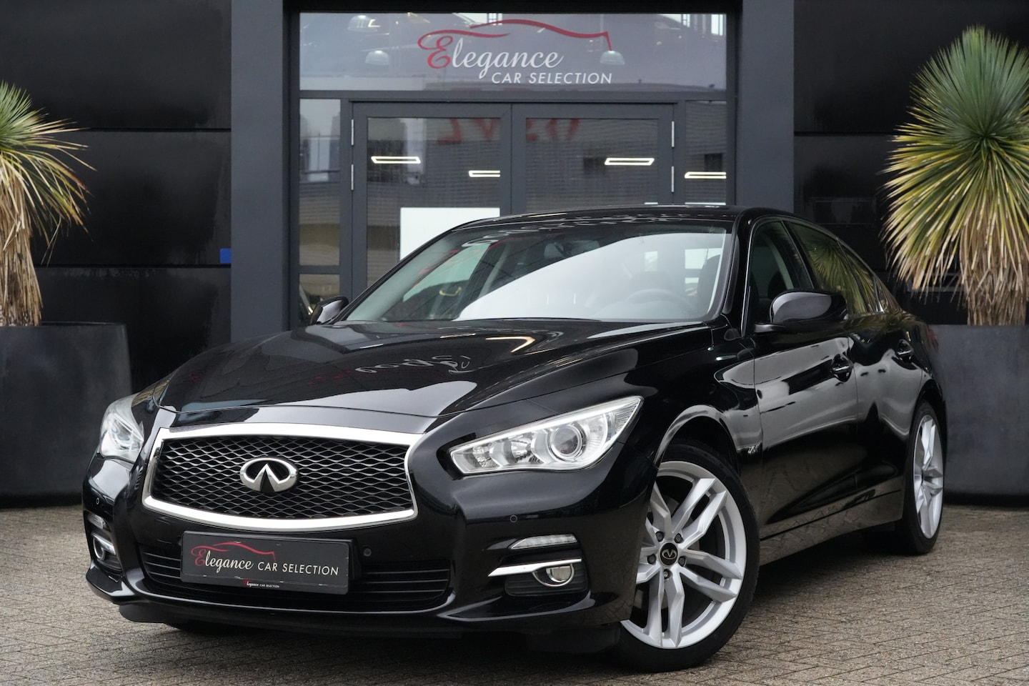 Infiniti Q50 - 2.0t Business Premium 211pk Navigatie/Stoelverwarming/Camera - AutoWereld.nl