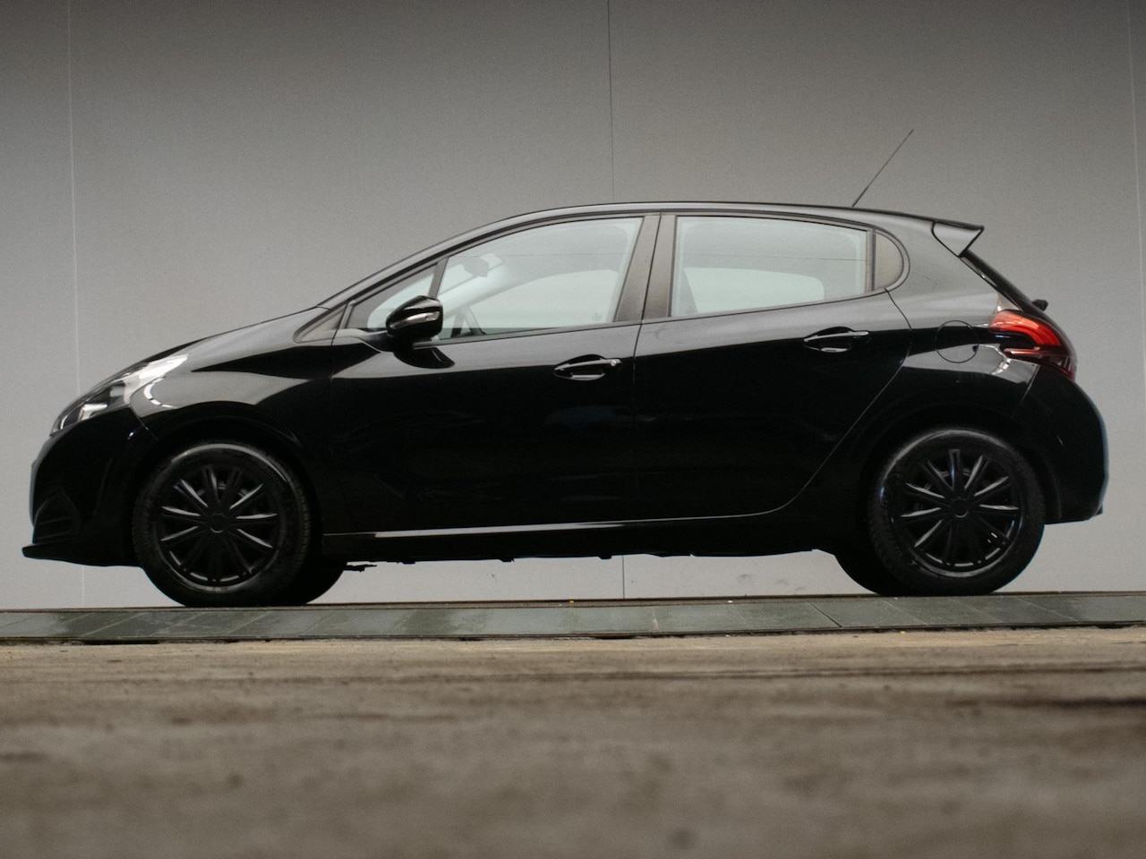 Peugeot 208 - 1.2 PureTech Active Sport (APPLE CARPLAY,NAVI,CRUISE,LED,LANE ASSIST,DAB,SPORTSTOELEN,NIEU - AutoWereld.nl