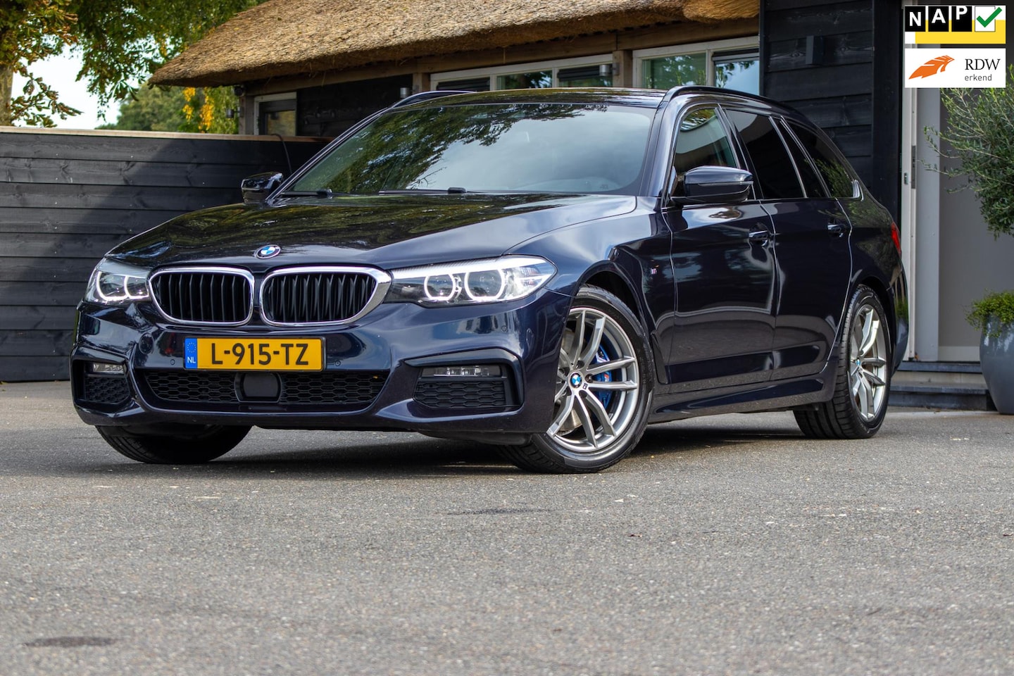 BMW 5-serie Touring - 530i M-Sport I Carbonschwarz I Adaptieve Cruise Control I Rijbaanherkenning I Led I Dealer - AutoWereld.nl