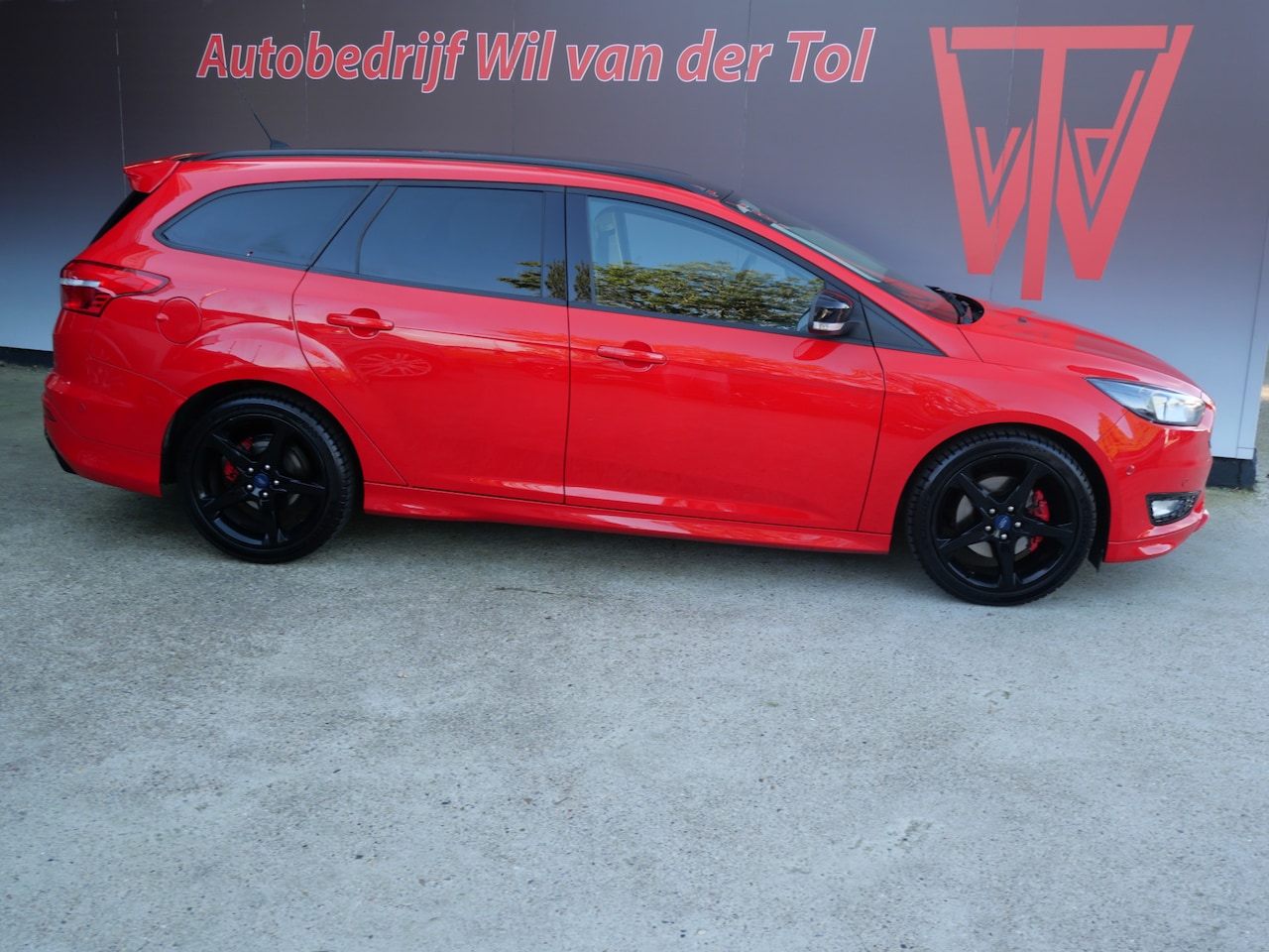 Ford Focus Wagon - 1.5 ST-LINE | RED EDITION | NAVIGATIE | CRUISE | 18 INCH | 4-CILINDER | NL-AUTO!! - AutoWereld.nl