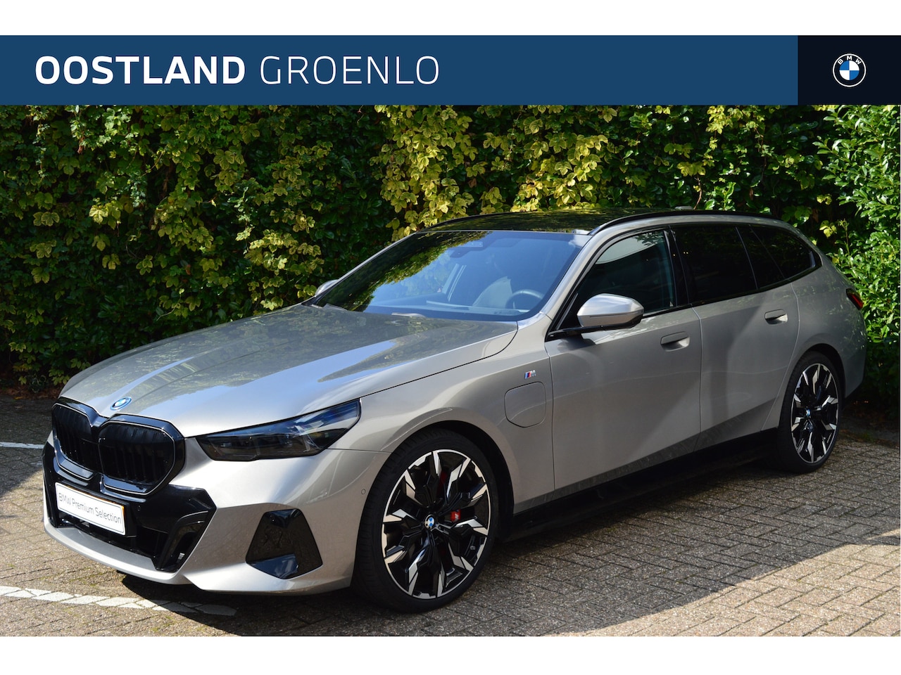 BMW 5-serie Touring - 550e xDrive M Sport Automaat / Panoramadak / Trekhaak / Bowers & Wilkins / Adaptief onders - AutoWereld.nl