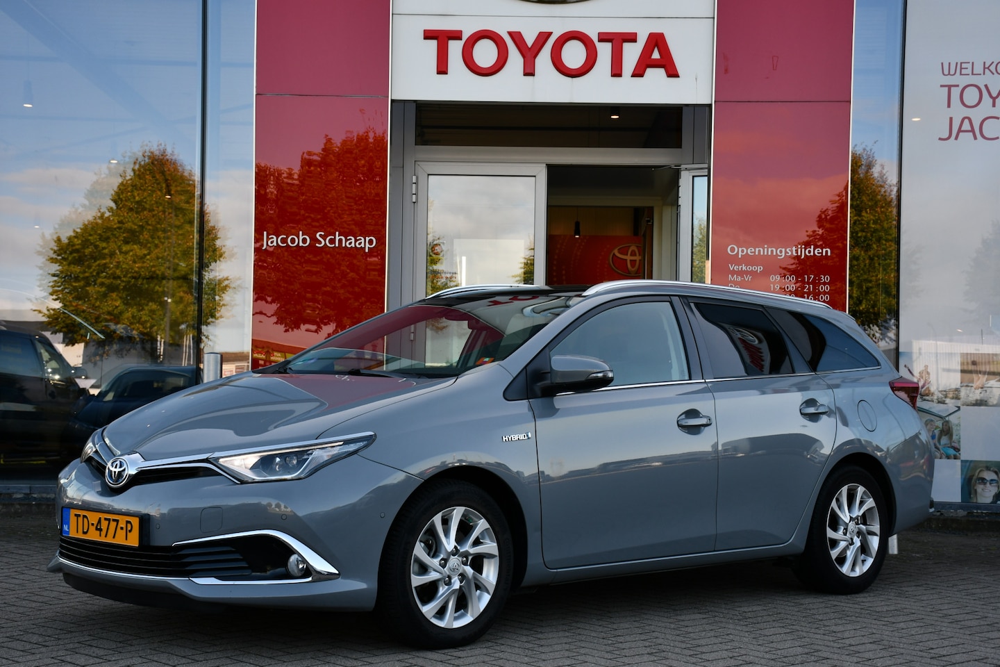 Toyota Auris Touring Sports - 1.8 Hybrid Executive Automaat 136pk | Panoramadak | Navigatie | Park Assist | Dealer-onder - AutoWereld.nl