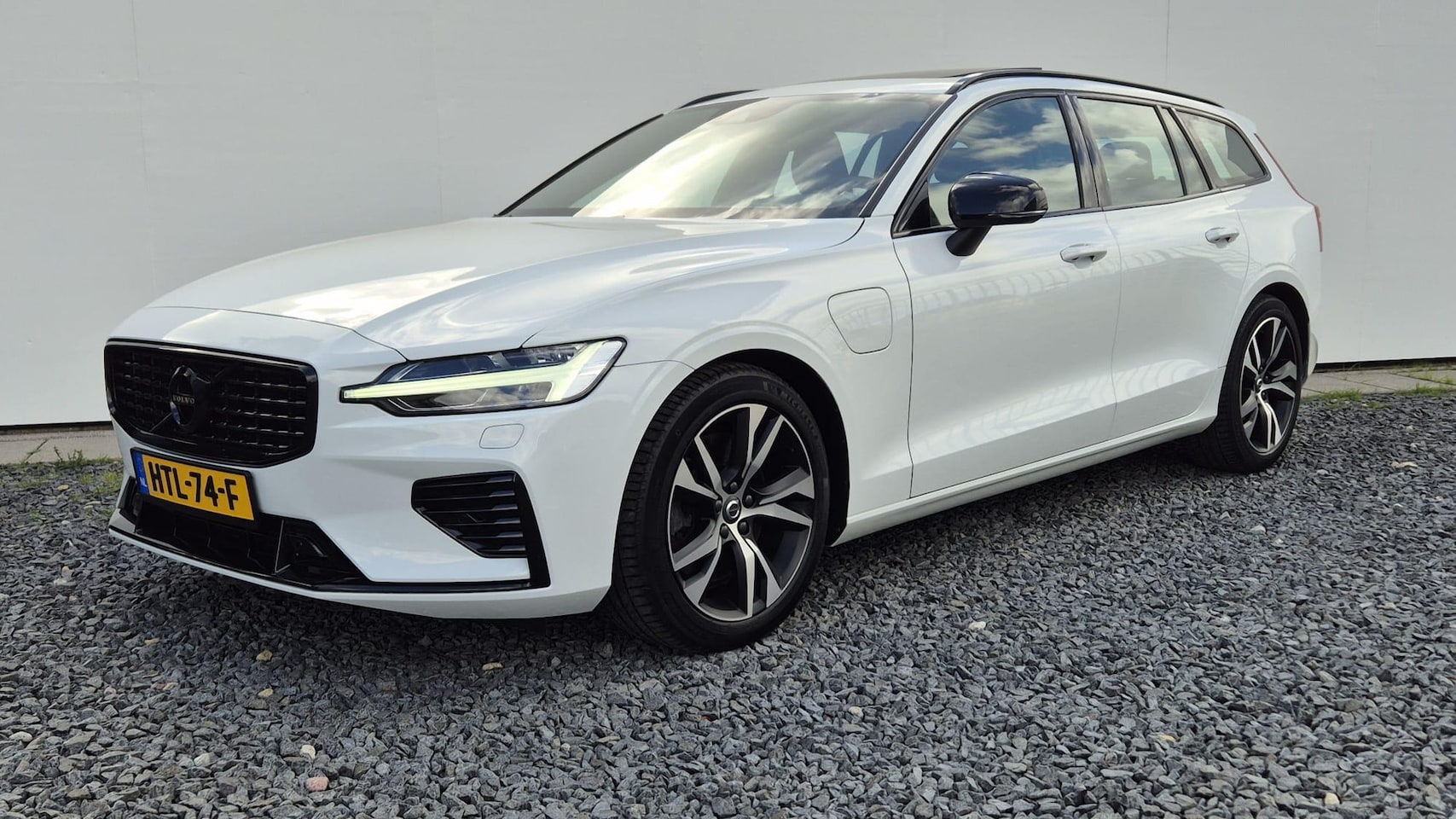 Volvo V60 - 2.0 T8 Recharge AWD R-Design Zeer Compleet uitgerust - Panorama dak - Trekhaak wegklapbaar - AutoWereld.nl