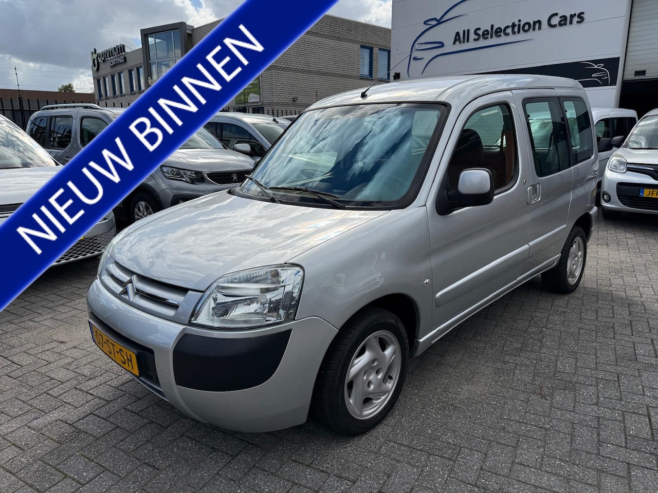 Citroën Berlingo - 1.6i 16V Rolstoelauto , Knielsysteem , Ruime bodemverlaging , Draaistoel , Slechts 50.000 - AutoWereld.nl