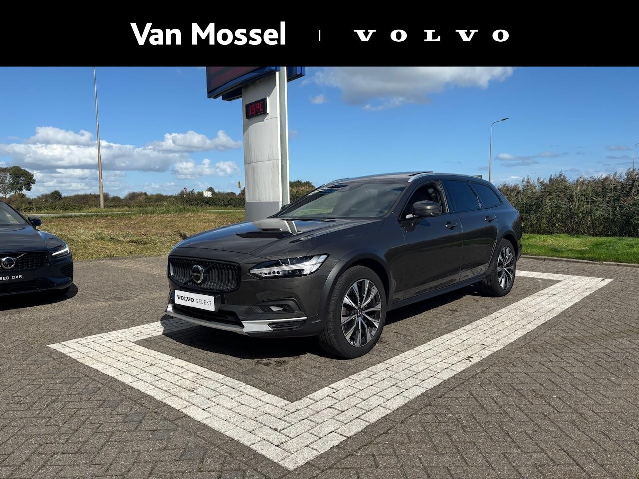 Volvo V90 Cross Country - 2.0 B5 AWD Pro | Bowers & Wilkins | 360 Camera | Tailored wool blend | Memoryseats | - AutoWereld.nl