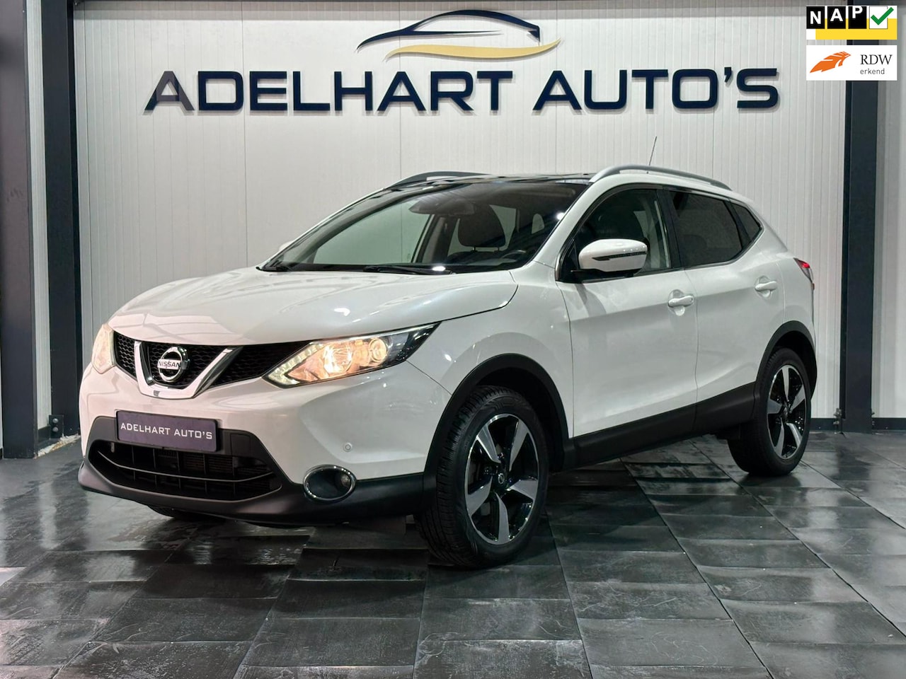 Nissan Qashqai - 1.2 N-Connecta / Panorama dak / Navigatie full map / Keyless / Camera / etc.. - AutoWereld.nl
