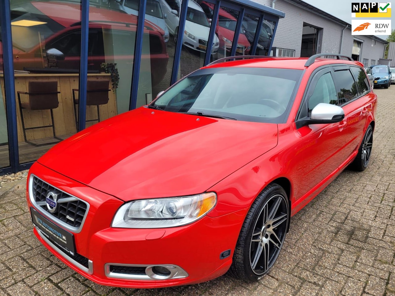 Volvo V70 - 2.5FT R-Design 230PK LEER / XENON / 19'' VELGEN - AutoWereld.nl