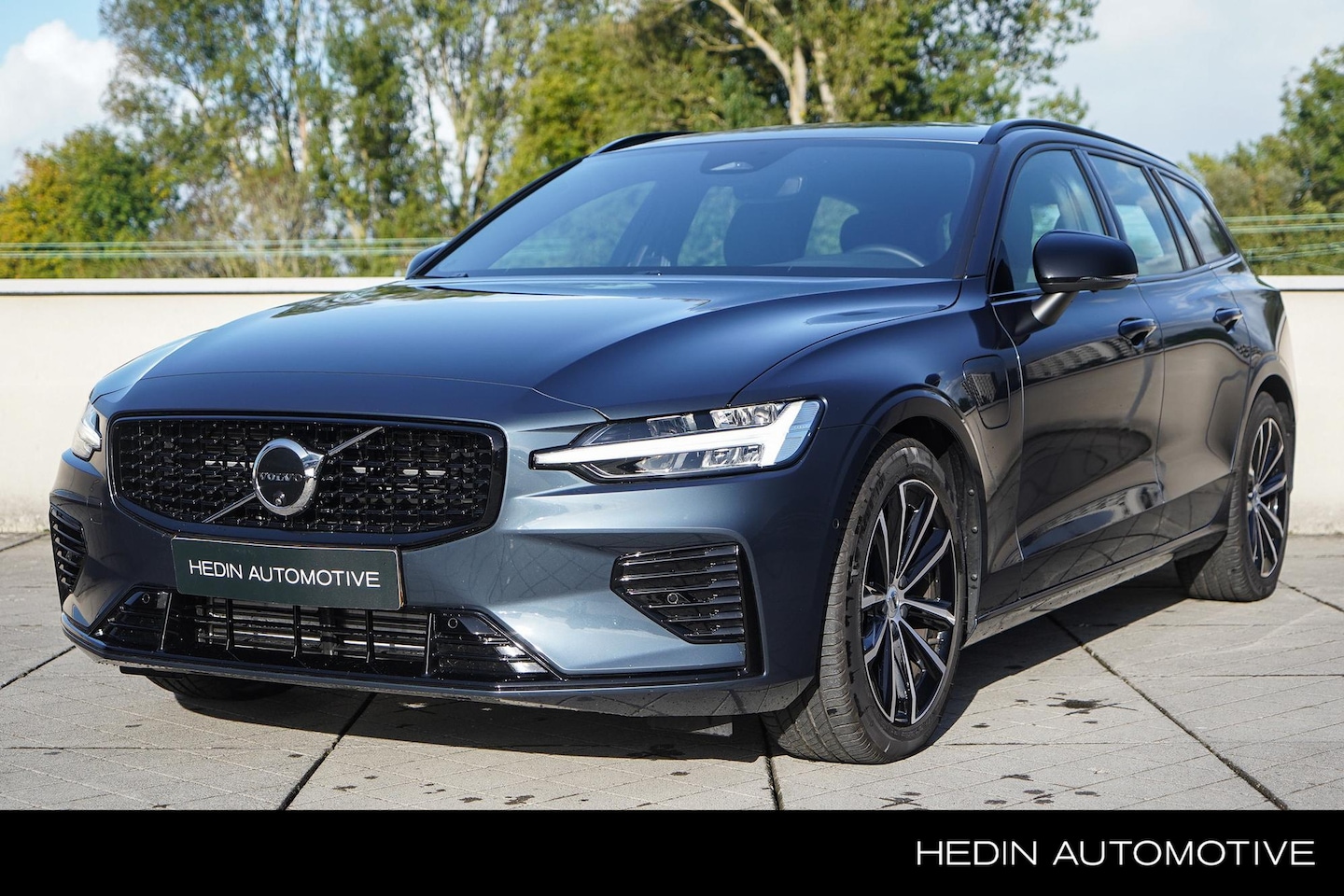 Volvo V60 - 2.0 T6 Plug-in hybrid AWD Plus Dark | Verwarmbare voorruit | Trekhaak | 360 Camera | Harma - AutoWereld.nl
