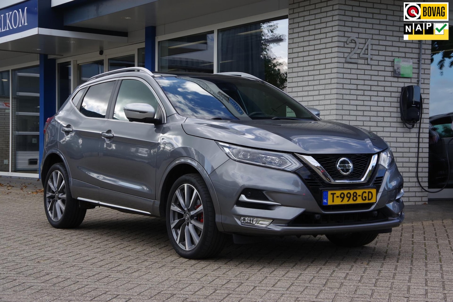 Nissan Qashqai - 1.3 DIG-T Tekna 360 camera panoramadak trekhaak - AutoWereld.nl