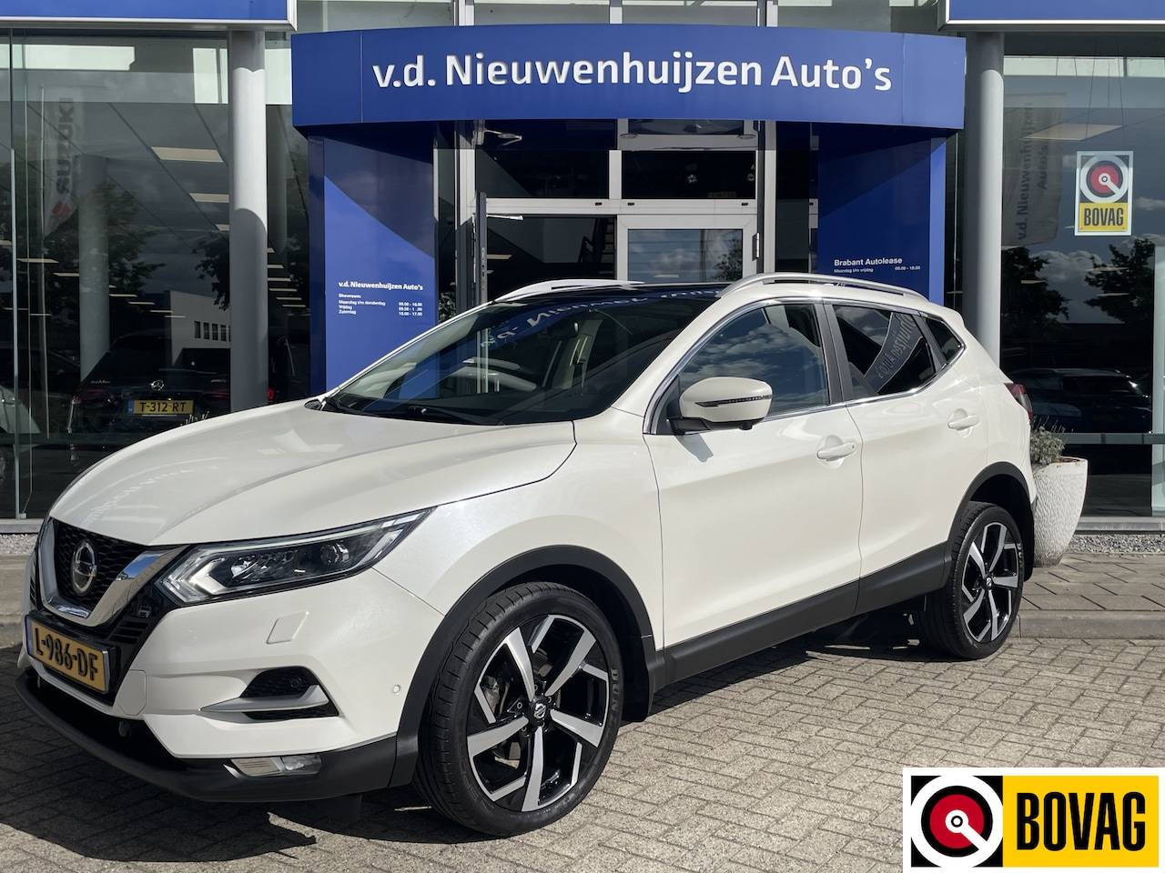 Nissan Qashqai - 1.3 DIG-T Tekna // PanoDak // Leder // Trekhaak // Info 0492-588974 - AutoWereld.nl