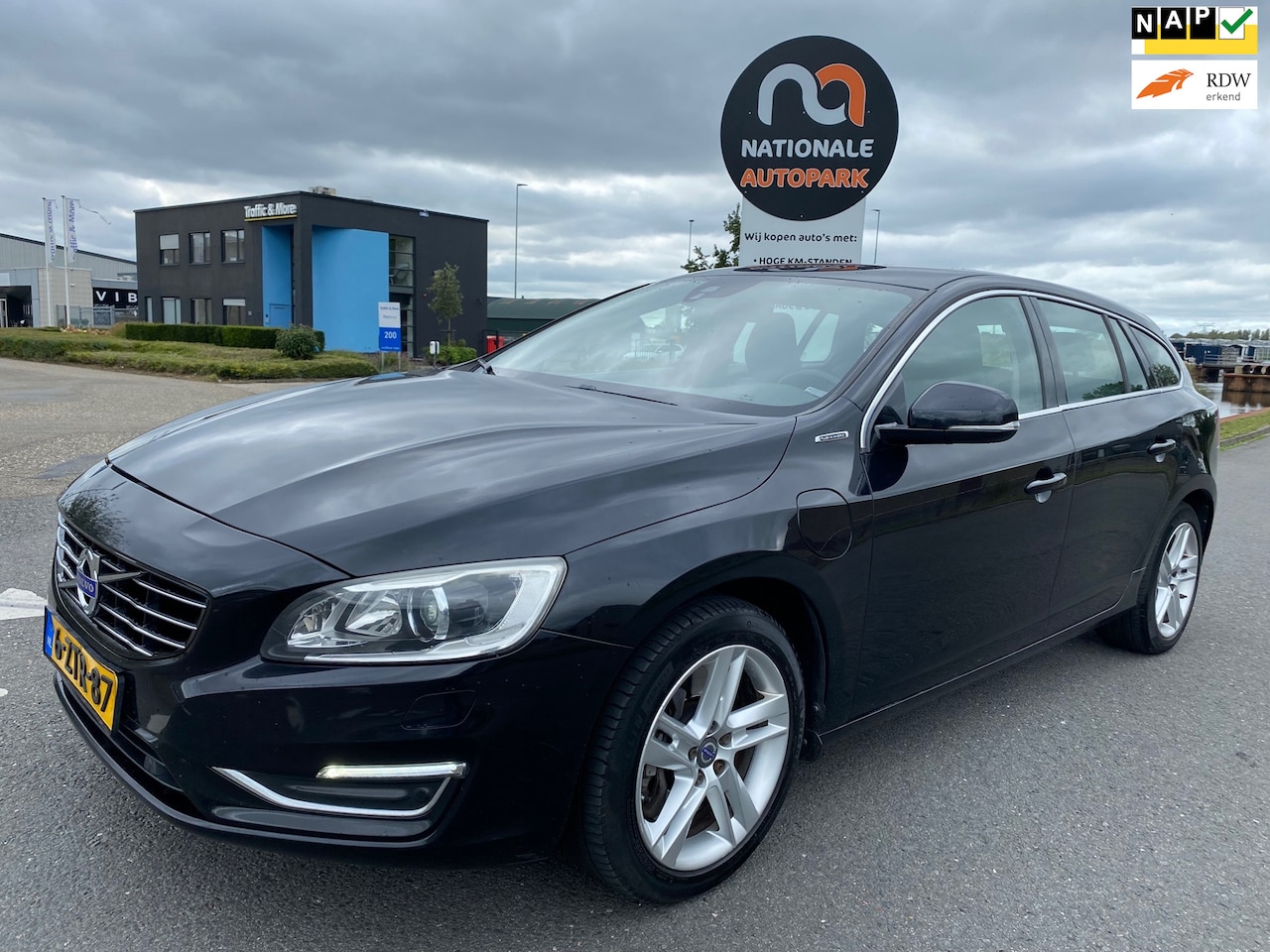 Volvo V60 - 2015 * 2.4 D6 AWD Plug-In Hybrid R-Design * AUTOMAAT * CLIMA * LMV * LED - AutoWereld.nl