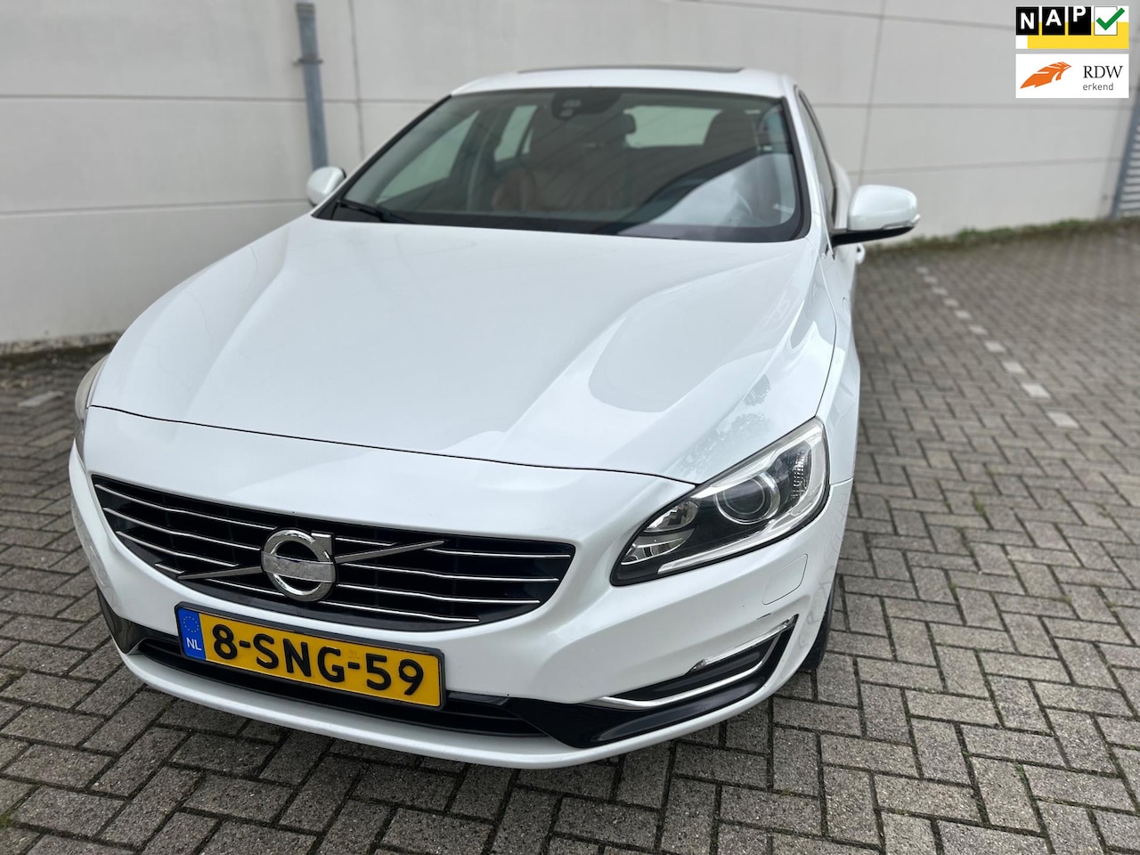 Volvo V60 - 2.4 D6 AWD Plug-In Hybrid Summum Automaat Schuifdak Navi Stoelverwarming Trekhaak - AutoWereld.nl