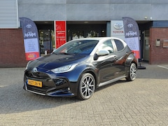 Toyota Yaris - 1.5 Hybrid EXECUTIVE BI-TONE HEAD-UP STOELVERW BLIND SPOT 17'' LM-VELGEN PARK-SENSOREN NAV