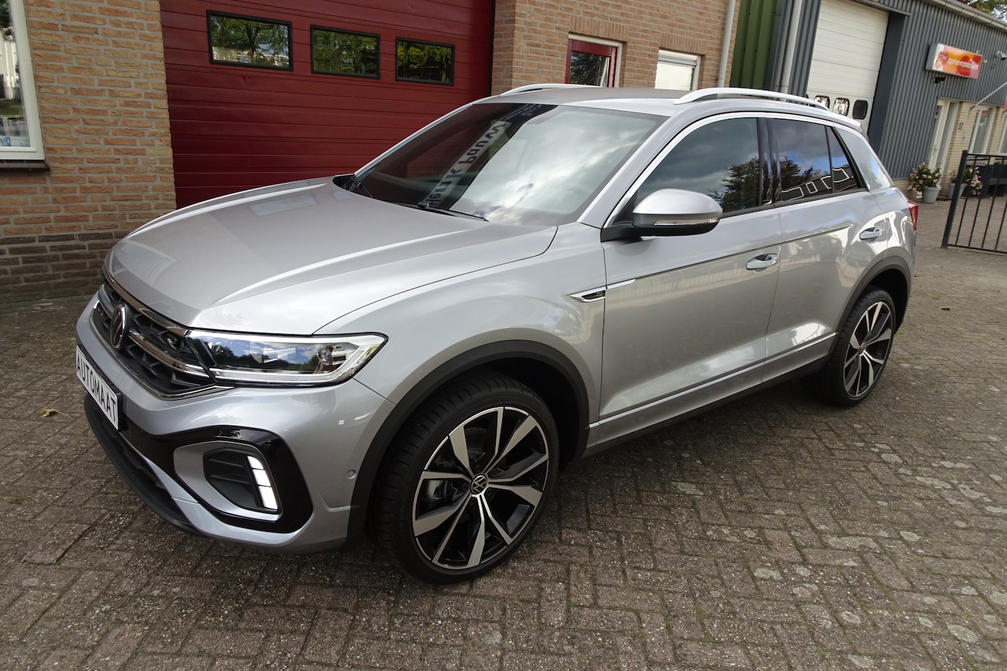 Volkswagen T-Roc - 1.5 TSI R-Line Edition 150pk AUTOMAAT * AIRCO * 19'" LMV * CARPLAY * KAMERA * TREKHAAK * - AutoWereld.nl