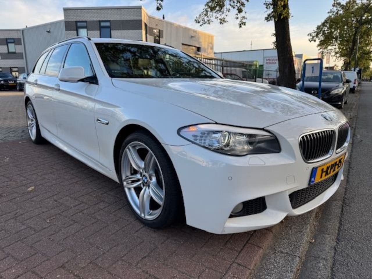 BMW 5-serie Touring - 520d Executive M Sport Automaat Airco/ECC,Navigatie,Zwart Leder,Xenon - AutoWereld.nl