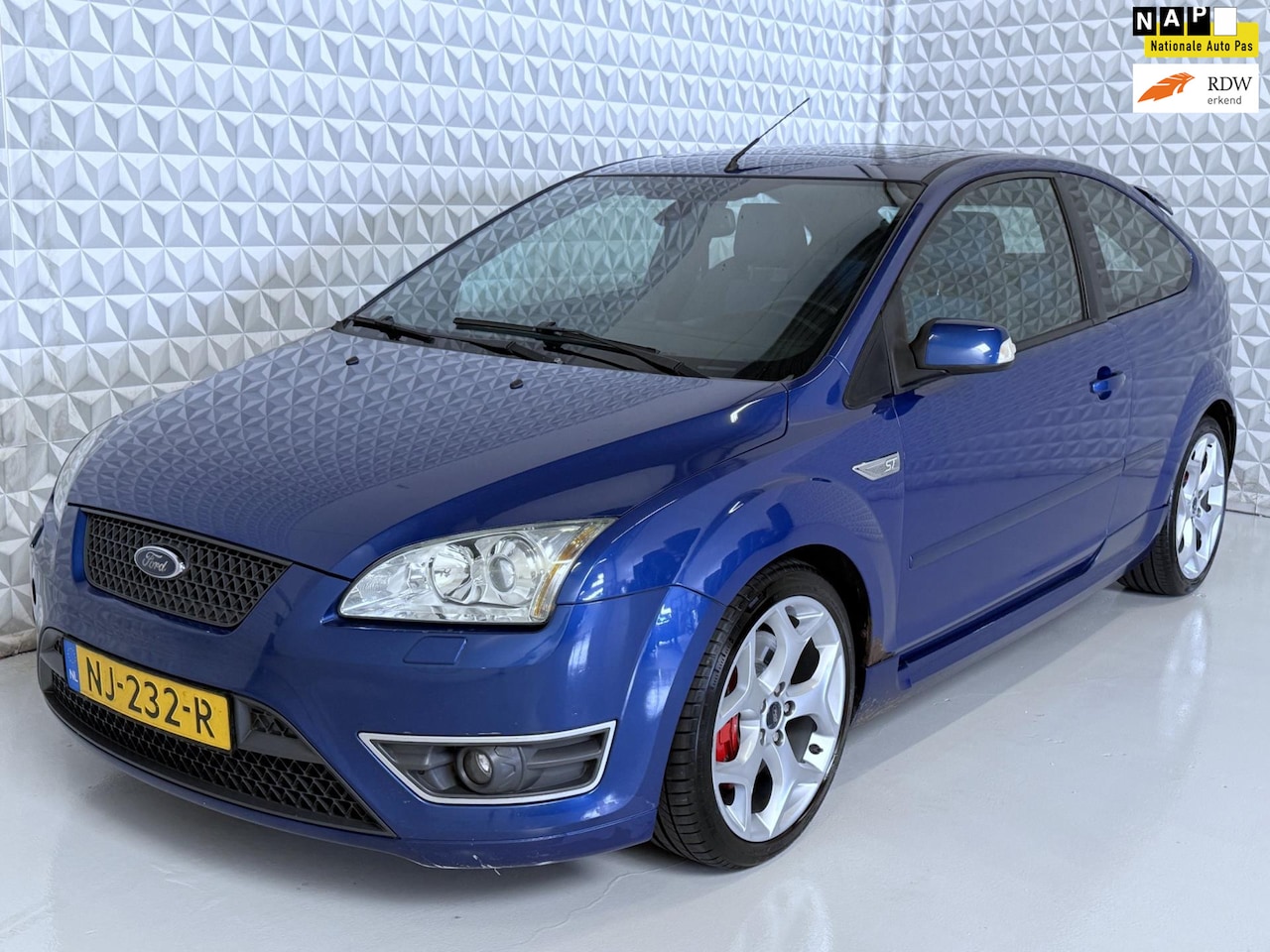 Ford Focus - 2.5-20V ST in originele staat! RECARO + SCHUIFDAK (2006) - AutoWereld.nl