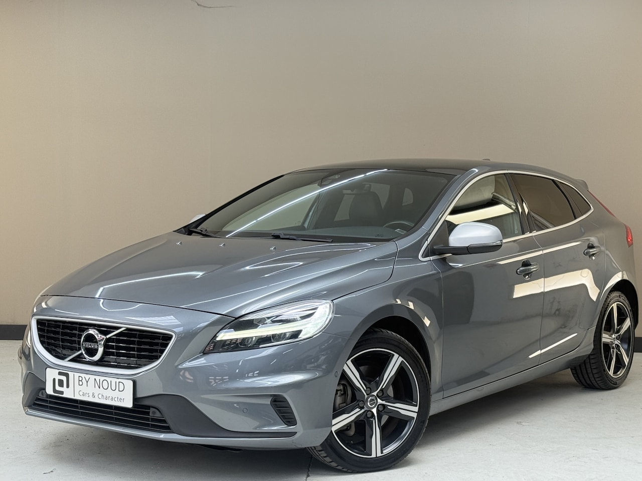 Volvo V40 - 1.5 T3 Polar+ Sport, 153Pk, 2018, 2de eigenaar, Origineel Nederlands, Harman Kardon, Trekh - AutoWereld.nl