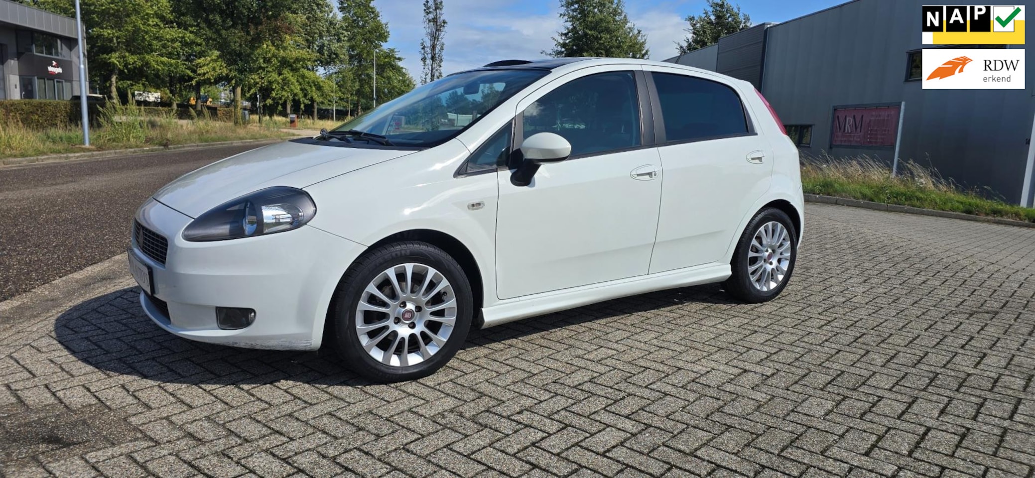 Fiat Grande Punto - 1.4 NeroBianco Schuifdak, panoramdak,luxe uitvoering - AutoWereld.nl