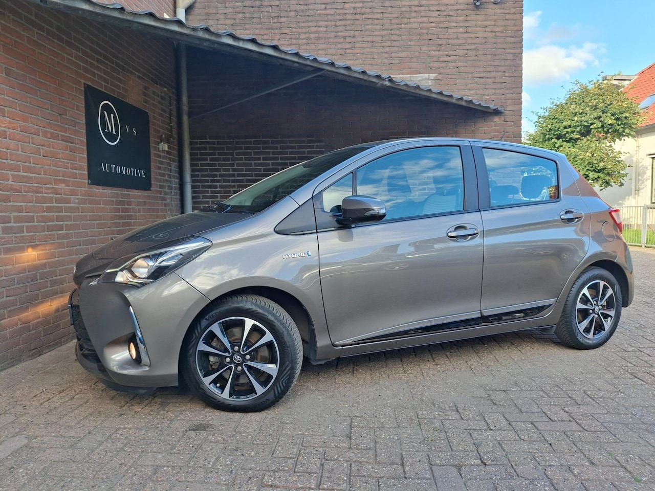 Toyota Yaris - 1.5 Hybrid Design Red Navigatie / Achteruitrijcamera / Cruise Controle / Bluetooth / - AutoWereld.nl