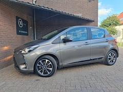 Toyota Yaris - 1.5 Hybrid Design Red Navigatie / Achteruitrijcamera / Cruise Controle / Bluetooth /