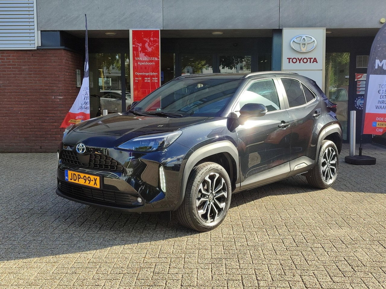 Toyota Yaris Cross - 1.5 Hybrid STYLE PANODAK STOEL/STUURVERW KEYLESS HEAD-UP 17'' LM-VELGEN CAMERA LED APPLE/A - AutoWereld.nl