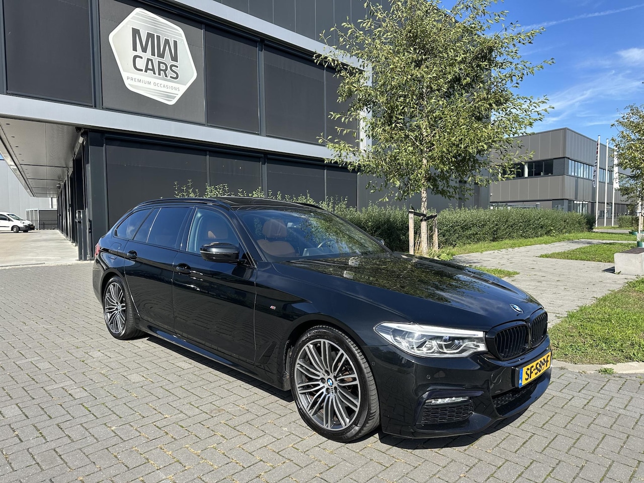 BMW 5-serie Touring - 520i High Exec M Sport Pano Leder LED - AutoWereld.nl