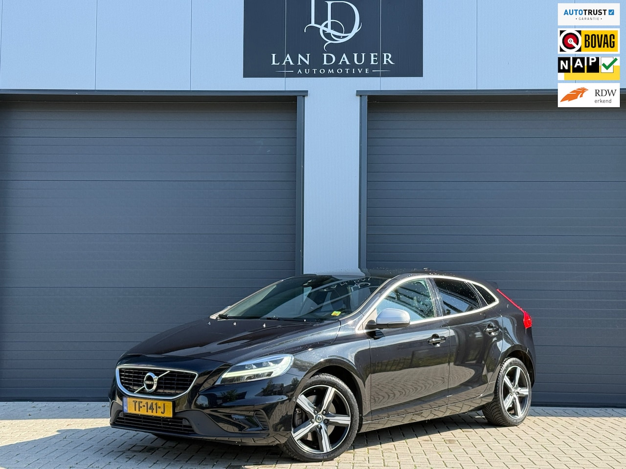 Volvo V40 - 2.0 T4 Business Sport R-Design / Leder / Trekhaak! - AutoWereld.nl