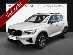 Volvo XC40 - 2.0 B4 Plus Dark / Trekhaak / 18" Velgen / Harman Kardon Audio / Verwarmde voorruit /