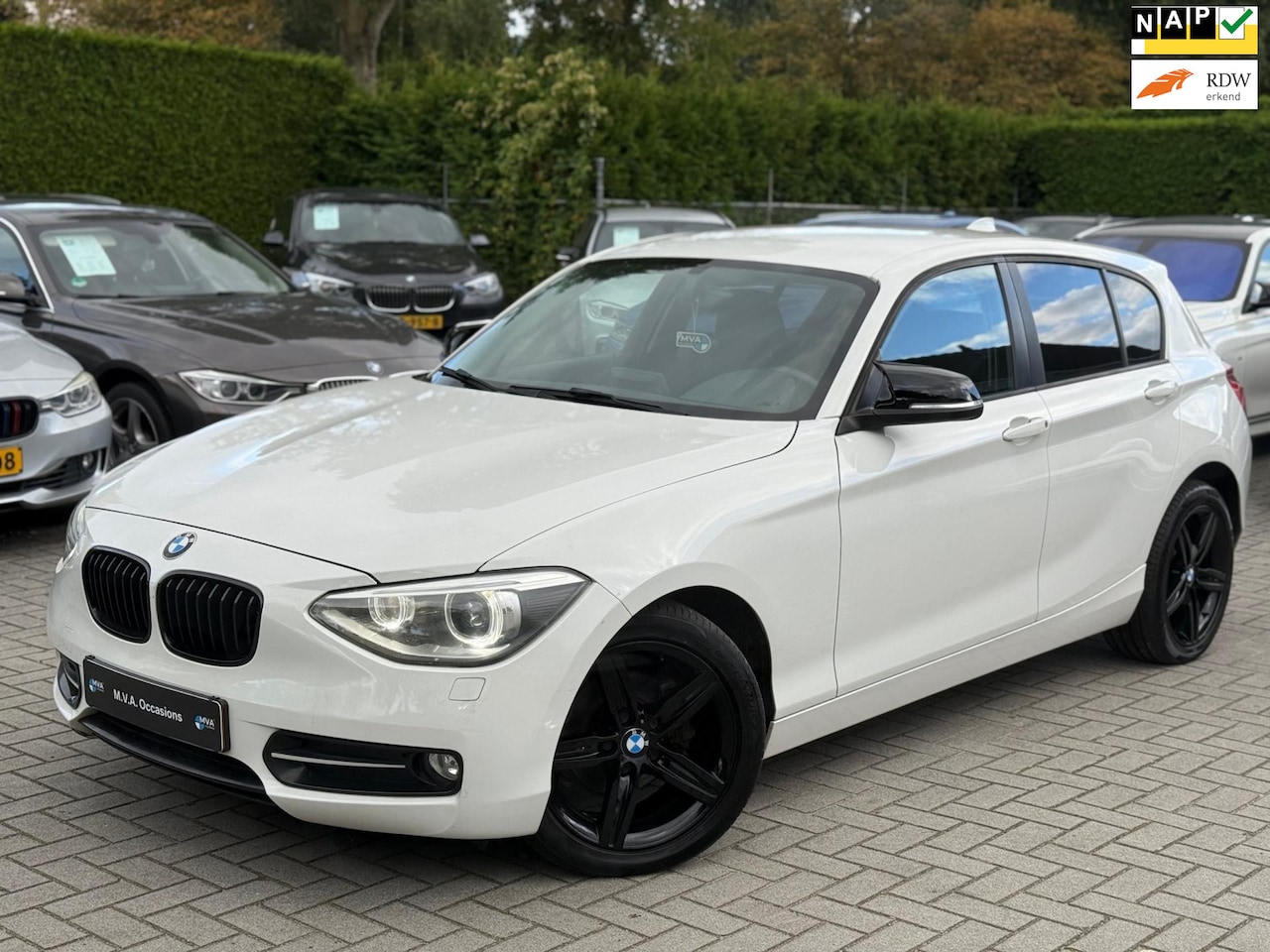 BMW 1-serie - 116i Business+ Sport|Nieuwe Ketting + Klepseals|Navigatie|Airco|Cruise control|Nette staat - AutoWereld.nl