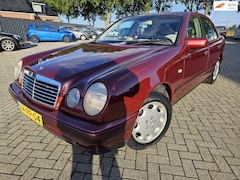Mercedes-Benz E-klasse - 240 Classic 1998. Airco/Cruise/Trekhaak etc.. APK 09-2026