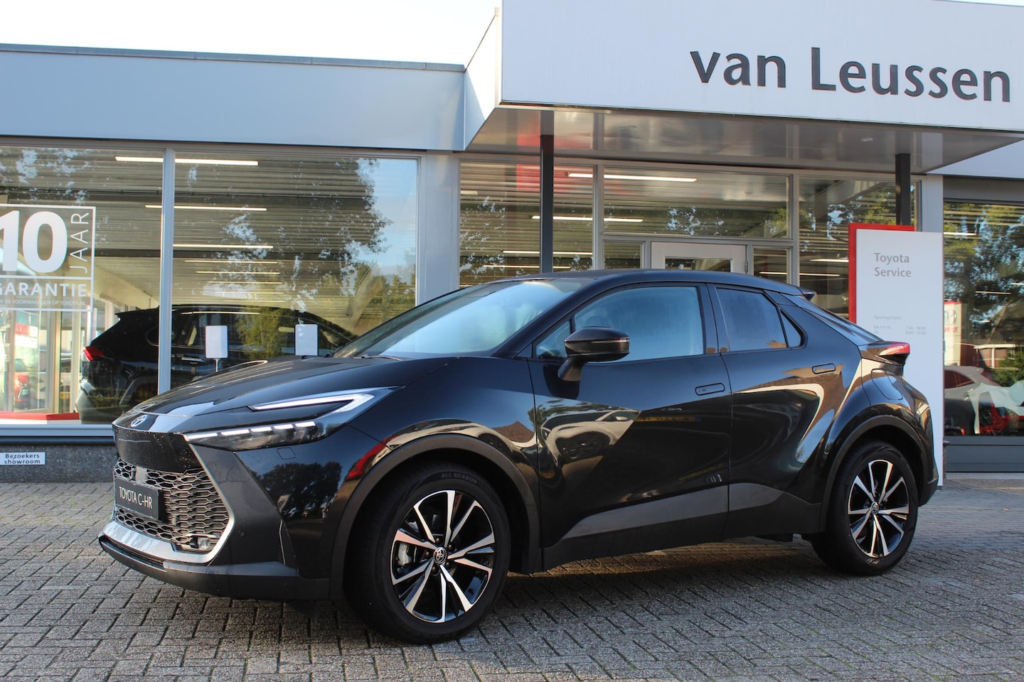 Toyota C-HR - 1.8 HYBRID 140 FIRST EDITION FULL-LED KOPLAMPEN 4S BANDEN STOEL-STUUR & RUITENWISSER VERW. - AutoWereld.nl