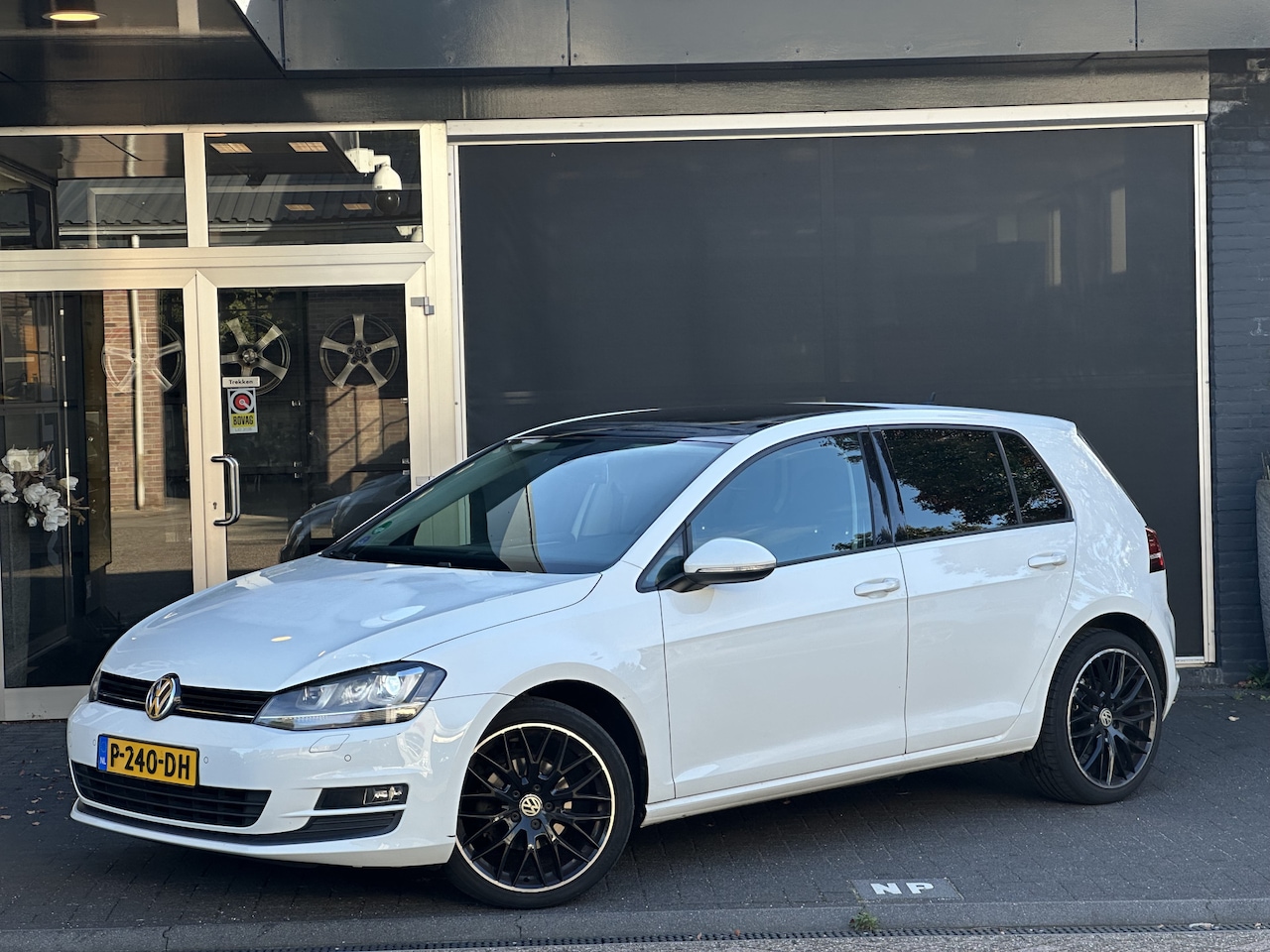 Volkswagen Golf - 1.2 TSI Highline PANO / MASSAGE / CLIMA / STOELVERWARMING - AutoWereld.nl