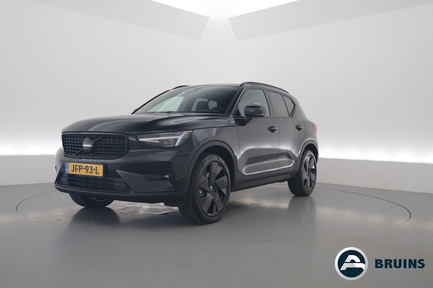 Volvo XC40 - 2.0 B3 Plus Black Edition | 360 camera | H&K Audio | ACC | Blis | Pixel LED | 20 inch | - AutoWereld.nl