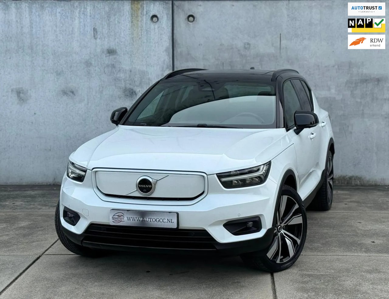 Volvo XC40 - Recharge P8 AWD R-Design SOH 93% PANO NAP 408PK AUTOMAAT - AutoWereld.nl