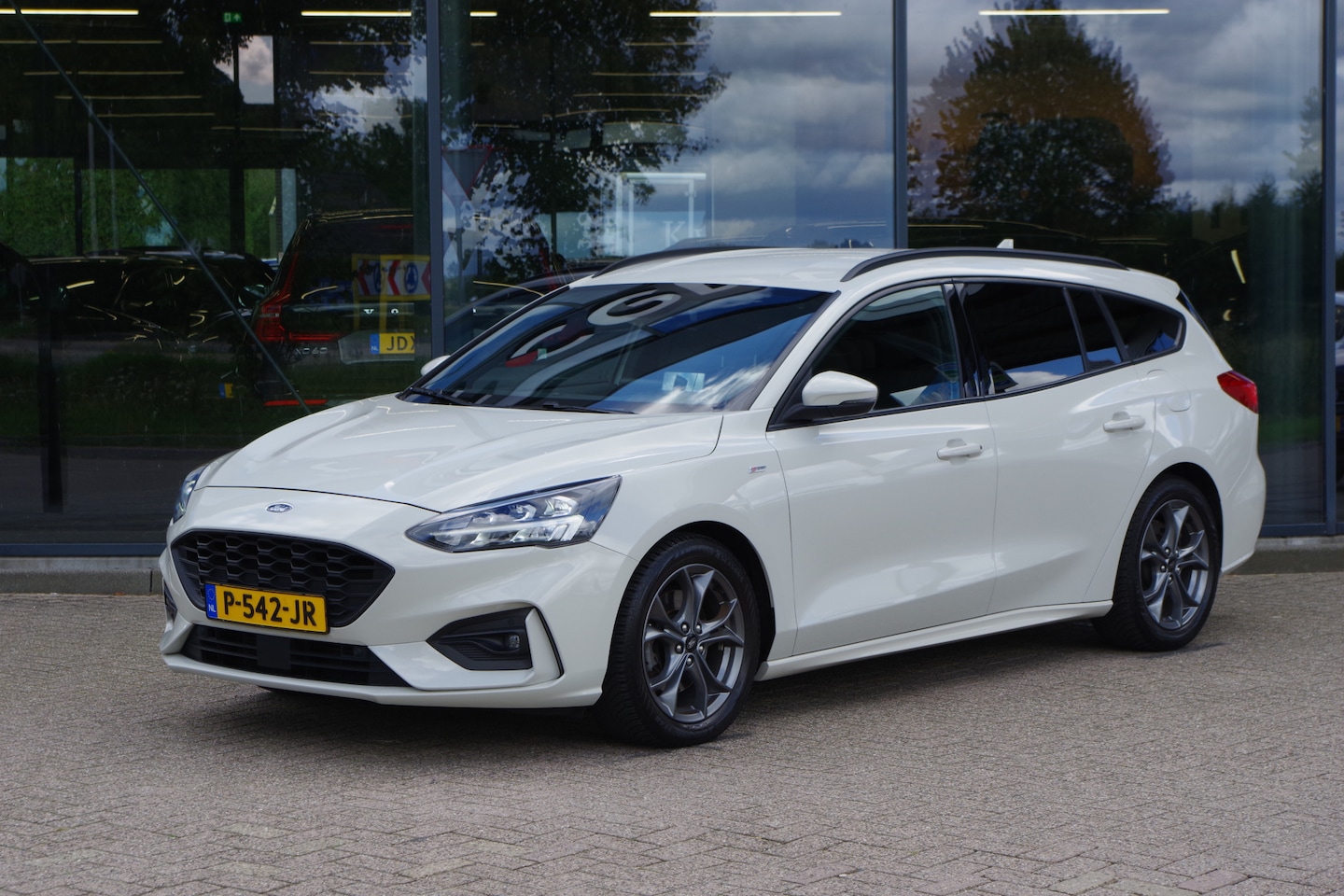 Ford Focus Wagon - 1.0 EcoBoost Hybrid ST Line X BNS 125 PK, Winterpakket, Trekhaak, LED, Carplay, Head-Up - AutoWereld.nl