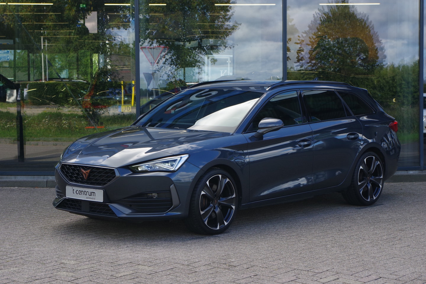 CUPRA Leon Sportstourer - 1.4 e-Hybrid VZ Business 245 PK PHEV, Kuipstoelen, Climate Control, Stuurverwarming - AutoWereld.nl